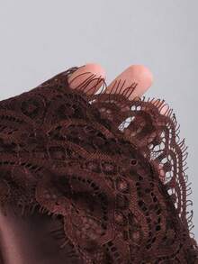 Sweetra Petite 优雅法式复古缎面棕色蕾丝拼接休闲迷你裙，时尚新款春季系列，专为娇小女性设计 - 棕色 - 查看 3