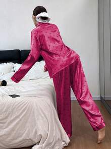 Napfluff Bộ đồ ngủ tay dài và quần dài in hình trái tim bằng chất liệu giả satin. - Màu Hồng Tươi - Xem 2