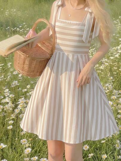 SHEIN Đầm hai dây eo thắt nơ trang trí bằng vải dệt kẻ sọc thanh lịch, kiểu dáng thường ngày cho bé gái, thích hợp mặc đi nghỉ mát, mặc hàng ngày.