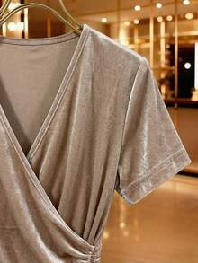 Franclia 时尚奢华丝绒亮面V领褶裥收腰修身迷你连衣裙（女款） - 卡其色 - 查看 4