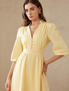 BELROSIE Robe de vacances élégante et minimaliste de style rétro français. Robe de luxe Top de gamme avec col en V, manches à volants, décoration de boutons métalliques et taille affinée évasée pour femmes - Jaune clair - Voir 1