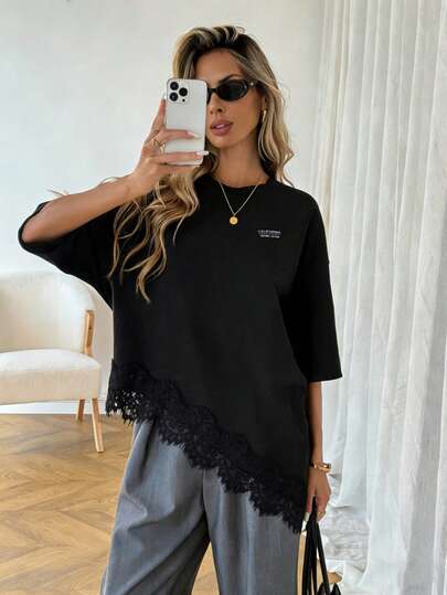 SHEIN LUNE Camiseta gráfica de mujer con parche de encaje de unicolor, bajo asimétrico, bordado de letras, versátil para uso diario, casual de primavera/verano, adecuada para vacaciones, verano, primavera, vacaciones de primavera y varias ocasiones, incluyendo vestido de playa, camisa casual, ropa exterior y top de verano.