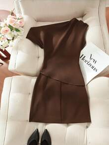 Franclia Bộ đồ 2 món dành cho nữ, màu trơn, tối giản, mặc hàng ngày, gồm áo và chân váy ngắn bất đối xứng vai. - màu nâu - Xem 2