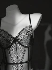 SHEIN Set de 3 bodys sensuales y transparentes de malla negra y encaje burdeos con ligueros - Blanco y Negro - Ver 7