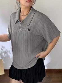 Dazy Plus 杏色基础款 Polo 领刺绣翻领短袖夏季加大码 T 恤 - 灰色 - 查看 5