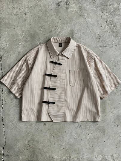 ROMWE MEN Street Life Camisa casual de manga corta con botones delanteros a rayas y solapa oblicua retro para hombres