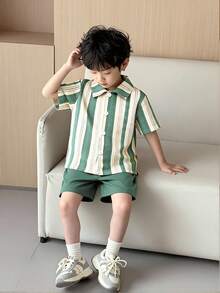 Souflis Souflis Bộ quần áo thời trang thường ngày mùa xuân/hè mới cho bé trai, vải dệt kẻ sọc xanh lá cây in kỹ thuật số, áo sơ mi ngắn tay cổ bẻ màu trắng cài cúc phía trước kết hợp với quần short vải dệt màu xanh lá cây trơn, bộ 2 món, trang phục dễ thương và thoải mái phù hợp cho hàng ngày, đi học, đi chơi, trang phục mùa hè cho bé trai, quần áo trẻ em trai, bộ quần short cho bé trai, trang phục dự tiệc thanh lịch. Trang phục mùa hè. Quần áo mùa hè màu xanh lá cây cho bé trai. Trang phục thường ngày cho bé trai. Trang phục mùa hè. Squishy. - Nhiều màu - Xem 3