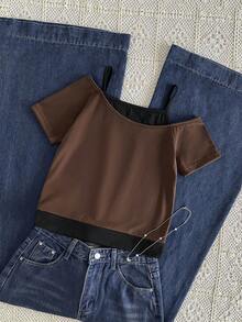 SHEIN 这款少女休闲二合一街头风T恤，印有字母标语和汽车图案，采用露肩短袖设计，适合夏季休闲活动、购物和拍照。 - 棕色 - 查看 2