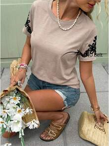 SHEIN Frenchy 女士休闲百搭圆领短袖T恤，饰有贴花，简约宽松圆领3D立体花卉刺绣短袖T恤，百搭舒适，适合日常穿着、夏季假期、度假穿着，可爱刺绣上衣，休闲上衣，女士短袖上衣 - 杏色 - 查看 1