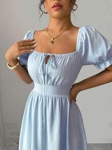 Selianne 春夏新款法式束腰优雅方领系带设计浅蓝色泡泡袖荷叶边下摆条纹休闲/度假舒适连衣裙 - 霧霾藍 - 查看 2