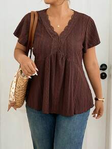 Lounesse 大码扎染花卉V领蕾丝拼接纹理女式T恤 - 棕色 - 查看 4