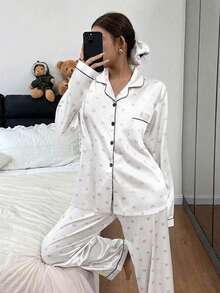 Bộ đồ ngủ tay dài và quần dài in hình trái tim bằng chất liệu giả satin. - trắng - Xem 3