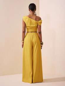 Zivah 2025春夏新款音乐节、复活节、圣帕特里克节、西部风、游牧风、生日派对、毕业典礼、学院风、学生装、日常休闲、百搭、休闲、邮轮旅行、海滩、日光浴、爆款、街头风、婚礼宾客波西米亚风、通勤、早午餐、机场穿搭杏色不对称肩部褶皱弧形下摆露脐上衣和阔腿裤两件套，带口袋，纹理面料 - 黃色 - 查看 2