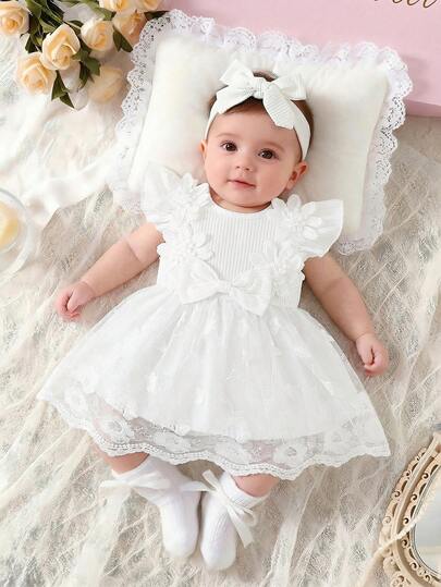 1件新生儿女宝宝圆领无袖针织连衣裙，白色罗纹面料，饰有3D立体花朵和蝴蝶结，刺绣网纱下摆带衬里，休闲优雅可爱，适合夏季外出、旅行、生日派对、拍照等场合。