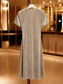 Franclia 时尚奢华丝绒亮面V领褶裥收腰修身迷你连衣裙（女款） - 卡其色 - 查看 2