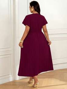 Femmeverse Đầm trơn màu trơn thanh lịch dành cho nữ cỡ lớn, cổ chữ V, tay loe, xếp ly, trang trí cúc. - Màu Đỏ Sâu - Xem 2