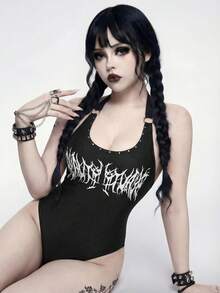 ROMWE Goth 2026 哥特朋克性感神秘连体泳衣，采用前卫设计，字母印花，金属铆钉装饰，蝴蝶结颈带，黑色、白色可选，修身剪裁，适合春夏、新年、情人节、返校季、旅行、海滩、休闲、派对、户外活动等场合。 - 黑與白 - 查看 4