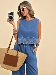 Travachic 女士休闲牛仔上衣，饰有花卉刺绣，圆领设计，适合日常穿着和度假。蓝色上衣。夏季沙滩休闲女式上衣 - 淺色水洗藍 - 查看 4