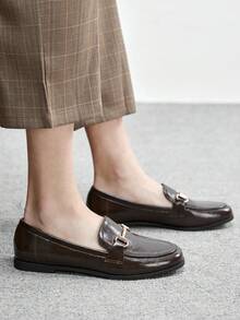 CUCCOO BIZCHIC 女士棕色绒面革一脚蹬乐福鞋，配金色搭扣，圣诞节穿着舒适 - 深棕色油皮 - 查看 6