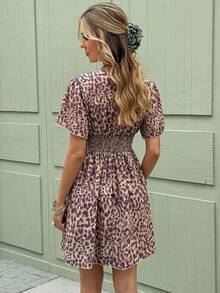 Solivie 女士豹纹重叠V领荷叶袖短款休闲连衣裙 - 棕色 - 查看 2