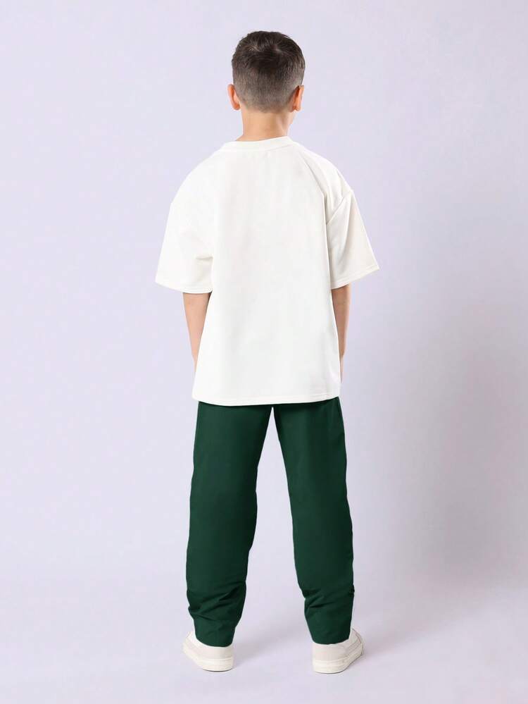 Dwuczęściowy zestaw casualowy dla chłopców, kremowy T-shirt oversize, zielone spodnie dresowe, codzienny komfortowy strój, zestaw koordynacyjny