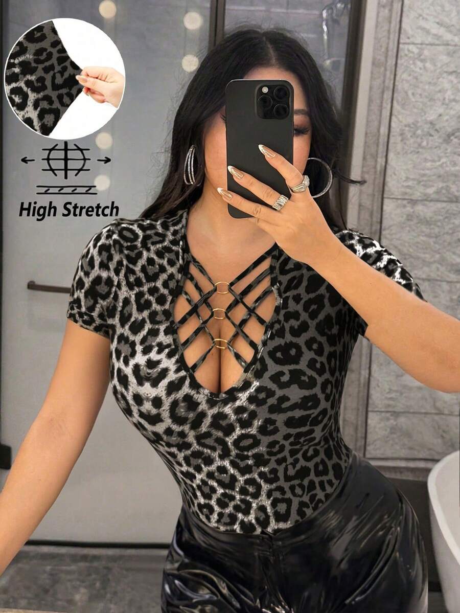 Rafferiza 女款灰色豹紋T恤 夏季科技風夜店狂歡鏤空交叉肩帶金屬環不對稱領短袖老錢風上衣 - 彩色 - 查看 1