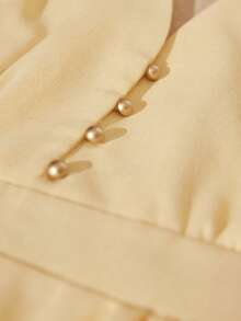 BELROSIE Robe de vacances élégante et minimaliste de style rétro français. Robe de luxe Top de gamme avec col en V, manches à volants, décoration de boutons métalliques et taille affinée évasée pour femmes - Jaune clair - Voir 7