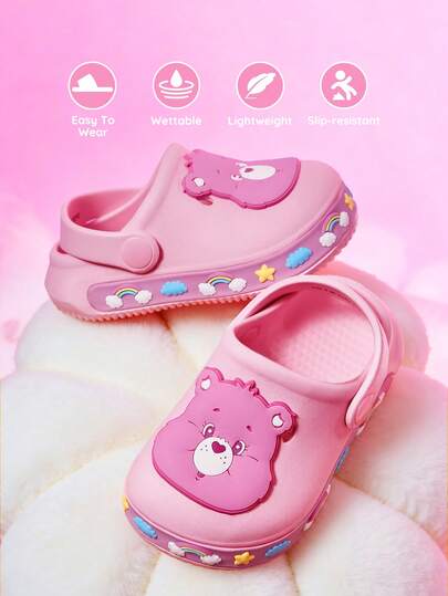 SHEIN X Care Bears 可爱卡通粉色小熊儿童花园拖鞋，适合婴幼儿穿着，透气速干，轻便耐用的EVA材质，室内外均可穿着，可在室内、浴室、游乐场、游泳池、海滩等场所穿着。