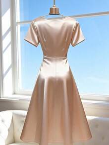 Franclia 2026款奢华缎面垂褶修身短袖连衣裙，优雅时尚高端显瘦夏季正式礼服，肩部饰以珍珠，腰部褶皱A字廓形，尽显优雅、法式、温柔的女士优雅连衣裙 - 杏色 - 查看 2