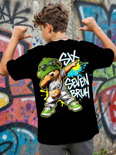 Camiseta de manga corta de cuello redondo minimalista informal para niños preadolescentes, adecuada para el verano, con estampado gráfico clásico de un oso valiente de dibujos animados en la parte delantera, y estampado de texto "Classic Street Six, Seven" y estampado gráfico en la parte trasera
