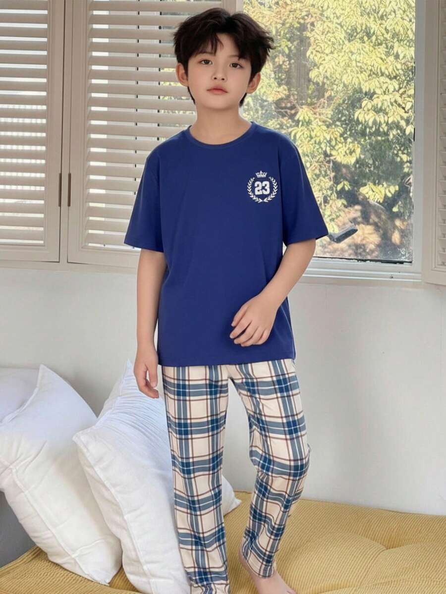 男童蓝色圆领短袖上衣,饰有皇冠和字母印花,搭配柔软舒适的蓝白格子宽松裤,两件套休闲睡衣套装 - 彩色 - 查看 1