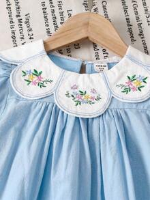 Emery Rose Kids 少女田园风花卉刺绣荷叶边泡泡袖连衣裙，百搭花卉图案圆领荷叶边撞色连衣裙 - 淺藍色 - 查看 5