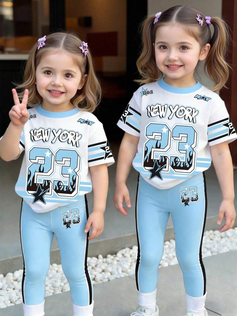 SHEIN Playful Pals 春夏两件套:女童休闲时尚创意个性清新可爱简约蓝色23号火焰星条纹图案纽约标语印花短袖T恤和打底裤套装,舒适日常穿着 - 彩色 - 查看 1