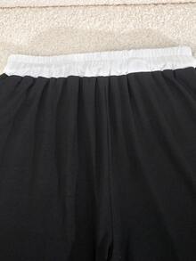 SHEIN 这款少女休闲运动套装，采用撞色缝线 Polo 领设计，胸前饰有刺绣，短袖上衣腰部设有褶裥，搭配阔腿抽绳裤。海军蓝配色，完美兼顾舒适与时尚。简约而不失精致，可调节腰围的阔腿裤和撞色 Polo 领更能衬托颈部线条。是居家休闲、运动健身或户外活动的必备夏季单品。 - 黑色 - 查看 11