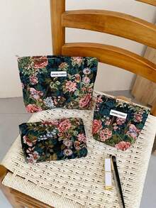 这款便携式化妆包采用粉色山茶花提花面料制成，时尚休闲，容量充足，是旅行和度假的理想之选。它可以收纳卫生巾、有线耳机、耳塞、头戴式耳机、充电器、化妆品、香水、钥匙等物品，是节日礼物、圣诞礼物、礼品袋/小手提袋、化妆品收纳包、迷你包、大容量包、圣诞礼物以及创意女性礼物的绝佳选择。 - 黑色 - 查看 3