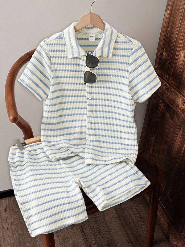 Set de 2 piezas de camisa de punto a rayas texturizada y pantalones cortos para niño preadolescente, adecuado para uso casual, vacaciones, deportes, verano
