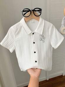 SHEIN 1件小男孩白色短袖襯衫，夏季休閒學院風翻領寬鬆上衣，適合返校日、職業日、學校與派對 - 白色 - 查看 1