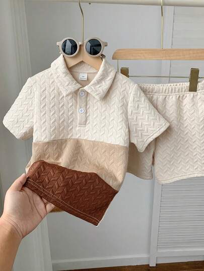SHEIN 2件套男童简约宽松拼接撞色纹理面料Polo领短袖T恤和短裤套装，适合日常穿着、外出、户外活动、假日派对、夏季海滩度假、春夏穿着。