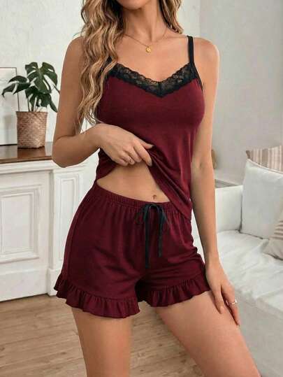 Set de Pijama de 2 Piezas: Camiseta con Encaje Delicado y Short con Volantes – Loungewear de Lujo para un Descanso con Estilo que combina la suavidad de un tejido ligero con detalles que marcan la diferencia. La camiseta presenta un delicado acabado en encaje que aporta un toque sofisticado y femenino, mientras que el short de corte favorecedor cuenta con un detalle de volantes en el borde que añade movimiento y un aire juvenil.