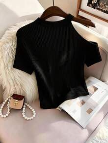 GlowEve CURVE Camiseta elegante de manga corta con escote irregular, hombros descubiertos y contraste de color, de moda y elegante para tallas grandes - Blanco y Negro - Ver 2