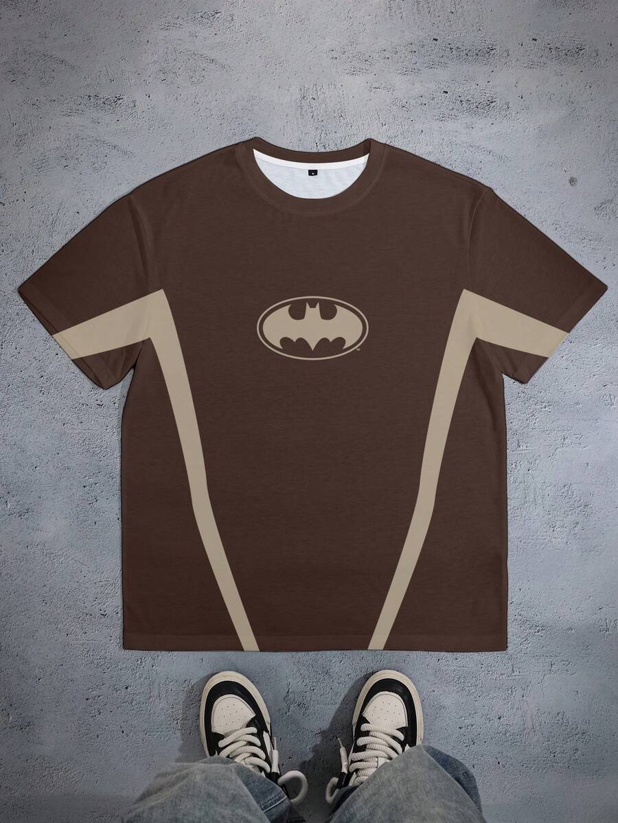 BATMAN X SHEIN Áo thun nam tay ngắn cổ tròn in họa tiết hình học, kiểu dáng thường ngày. - trắng - Xem 1