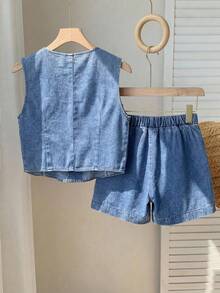 SHEIN 两件套女士纯色休闲前扣无袖V领上衣和宽松牛仔短裤套装，舒适柔软，适合春夏波西米亚海滩风，复古/海滩/海边/优雅毕业季服装，休闲女士连体裤，夏季度假服装，春季服装，女士海滩服装，女士度假服装，情人节服装 - 淺色水洗藍 - 查看 2