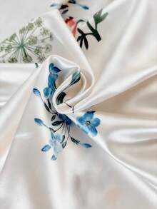 GlowEve Camiseta de tirantes con estampado floral y detalle de cintura fruncida, ideal para vacaciones. Top de satén blanco adelgazante para el verano - Blanco - Ver 4