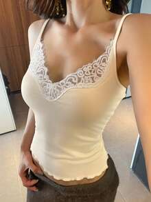 DAZY 蕾丝拼接吊带背心，内置衬垫胸罩，性感夏季女式上衣 - 白色 - 查看 8