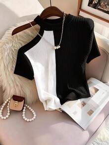 GlowEve CURVE Camiseta elegante de manga corta con escote irregular, hombros descubiertos y contraste de color, de moda y elegante para tallas grandes - Blanco y Negro - Ver 5