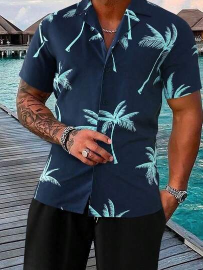 Conjunto de dos piezas de estilo hawaiano para hombre, compuesto por una camisa de manga corta con estampado de cocoteros y unos pantalones cortos de color liso. Fresco al tacto, transpirable y suave, con cintura con cordón. Ideal para la playa, la y otras ocasiones vacacionales.