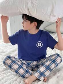 男童蓝色圆领短袖上衣，饰有皇冠和字母印花，搭配柔软舒适的蓝白格子宽松裤，两件套休闲睡衣套装 - 彩色 - 查看 3