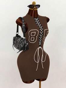 Mistrie Vestido Curto Ajustado Feminino com Estampa Numérica, Contraste de Cor e Recortes em Renda Sexy, Novo Verão Y2K - Castanho - Visão 4
