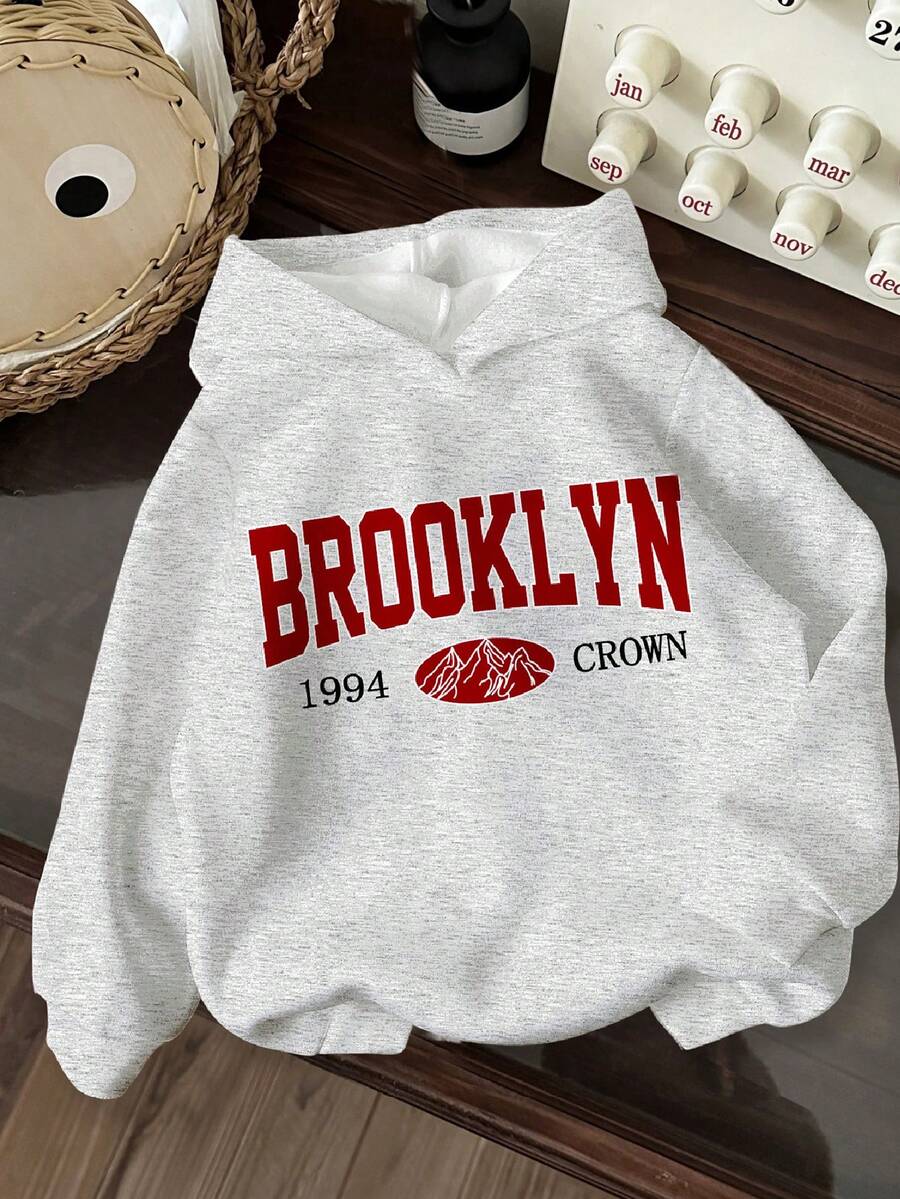 SHEIN Happikins Brooklyn 复古百搭可爱学院风运动字母印花女婴休闲简约宽松舒适柔软针织卫衣,适合秋冬季穿着 - 彩色 - 查看 1