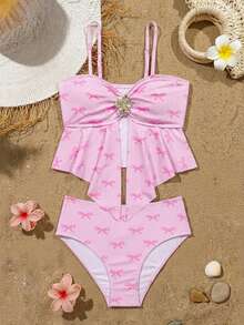 SHEIN 少女比基尼泳衣，女童泳装，挂脖式，度假，休闲，可爱风格，粉色两件式泳衣，蝴蝶结条纹印花，针织面料，双肩挂脖上衣，胸前饰有金属花朵，两件套，挂脖上衣搭配泳裤，时尚，休闲，精致，华丽，淑女风，适合游泳，夏季假期，夏季海滩，海边泳池，游泳池，夏季派对，休闲度假。 - 粉色 - 查看 5